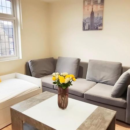 First Floor Flat 1 Northwood Appartement Londen Buitenkant foto
