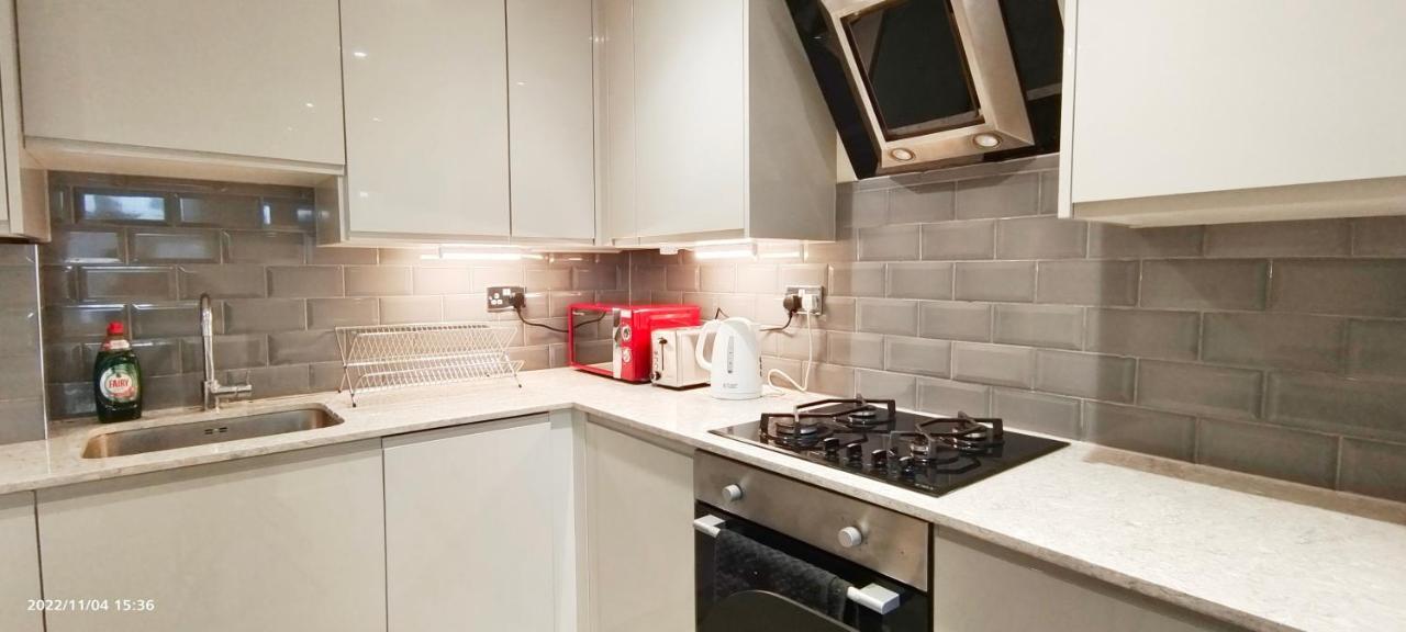 First Floor Flat 1 Northwood Appartement Londen Buitenkant foto