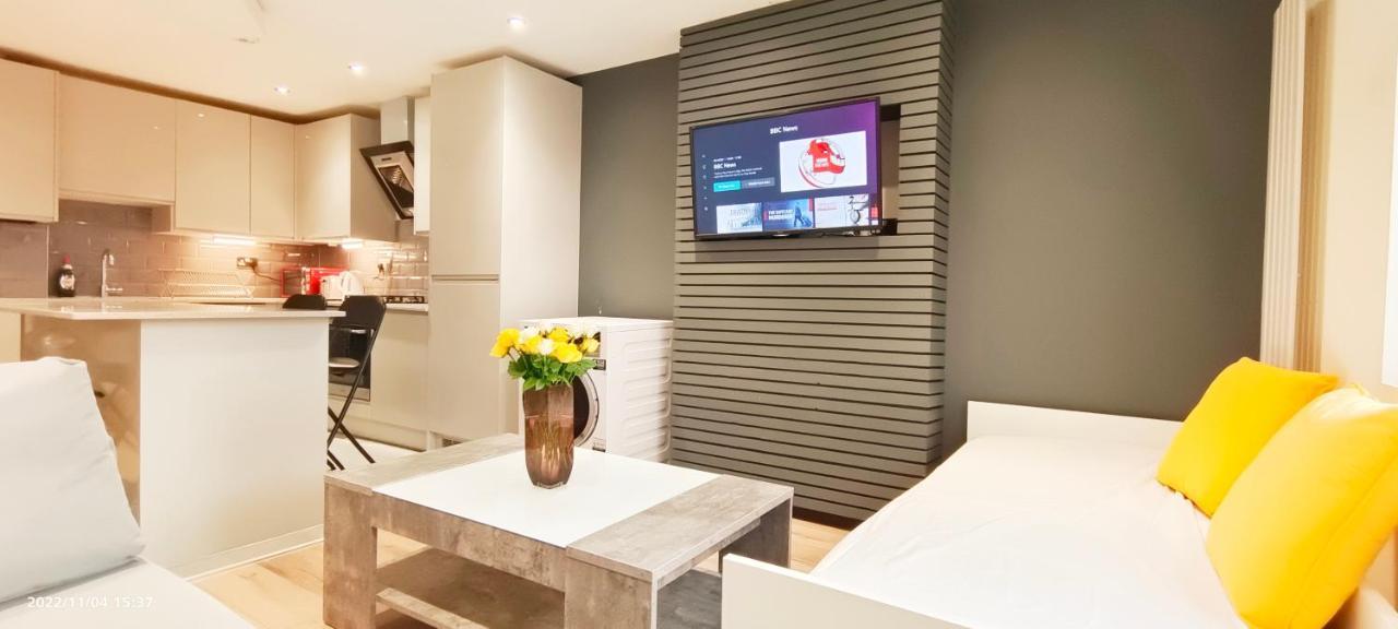 First Floor Flat 1 Northwood Appartement Londen Buitenkant foto