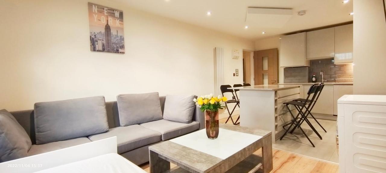 First Floor Flat 1 Northwood Appartement Londen Buitenkant foto